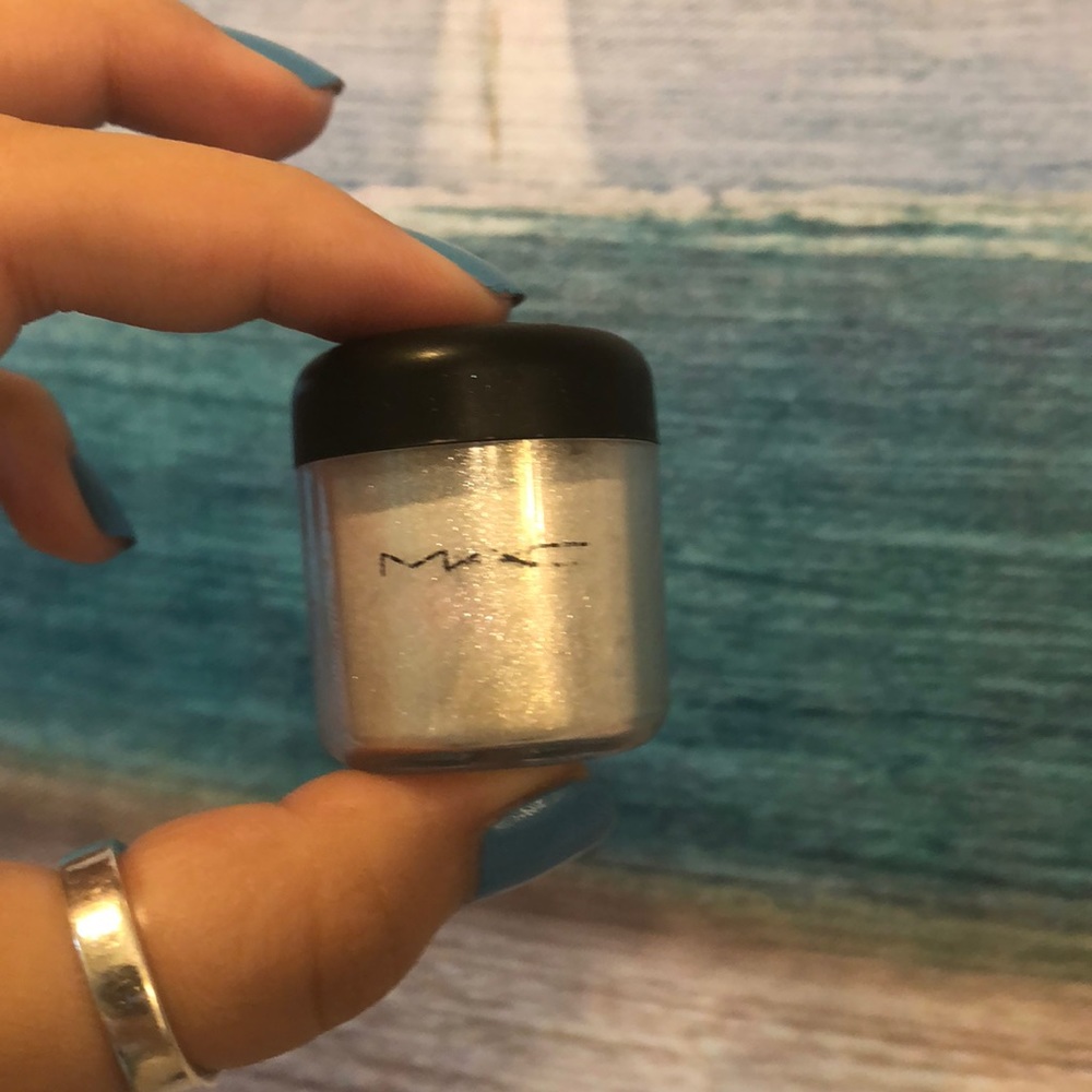 MAC reflects gold glitter